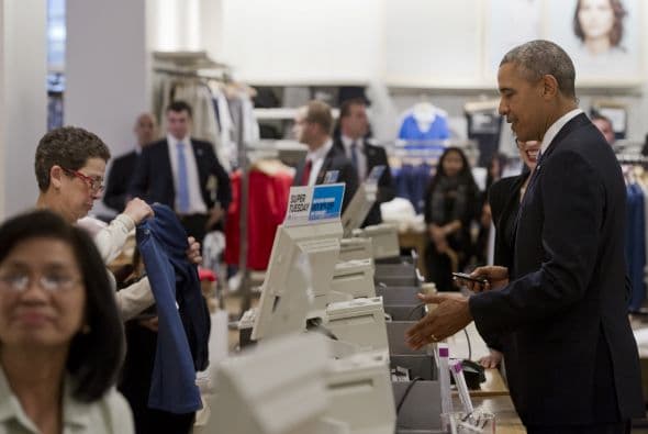 La presencia del mandatario fue toda una sorpresa para los empleados de la tienda, que en ese momento se encontraba casi vacía.