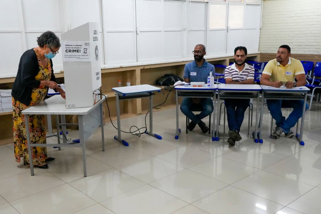 La votación se celebró prácticamente sin rastro de la violencia política que muchos temían. Alexandre de Moraes, el juez de la Corte Suprema que también dirige la autoridad electoral, felicitó a Brasil por las 
<b>elecciones “seguras, tranquilas, armoniosas y pacíficas”</b> que demostraban su madurez democrática.