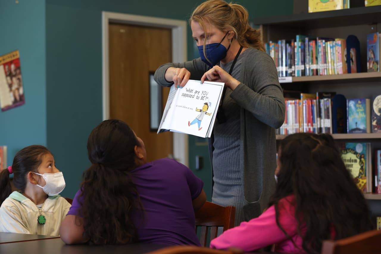En tanto, la entrenadora de alfabetización del distrito escolar de West Contra Costa, Margaret Goldberg leyó el libro "De las estrellas en el cielo a los peces en el mar".
