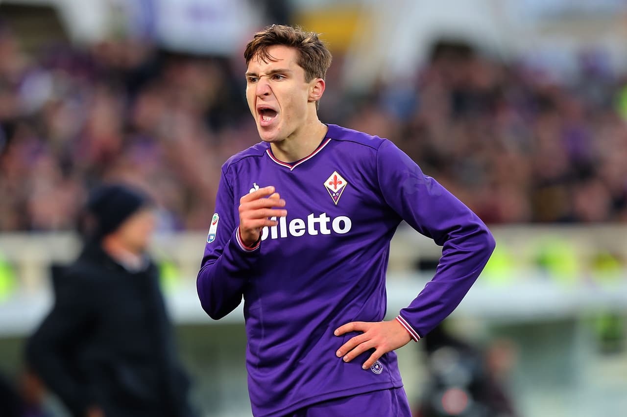 El italiano Federico Chiesa viene en un buen nivel con la Fiorentina y es por eso que en Inglaterra ya lo han sondeado dos grandes: Liverpool y Tottenham Hotspur.