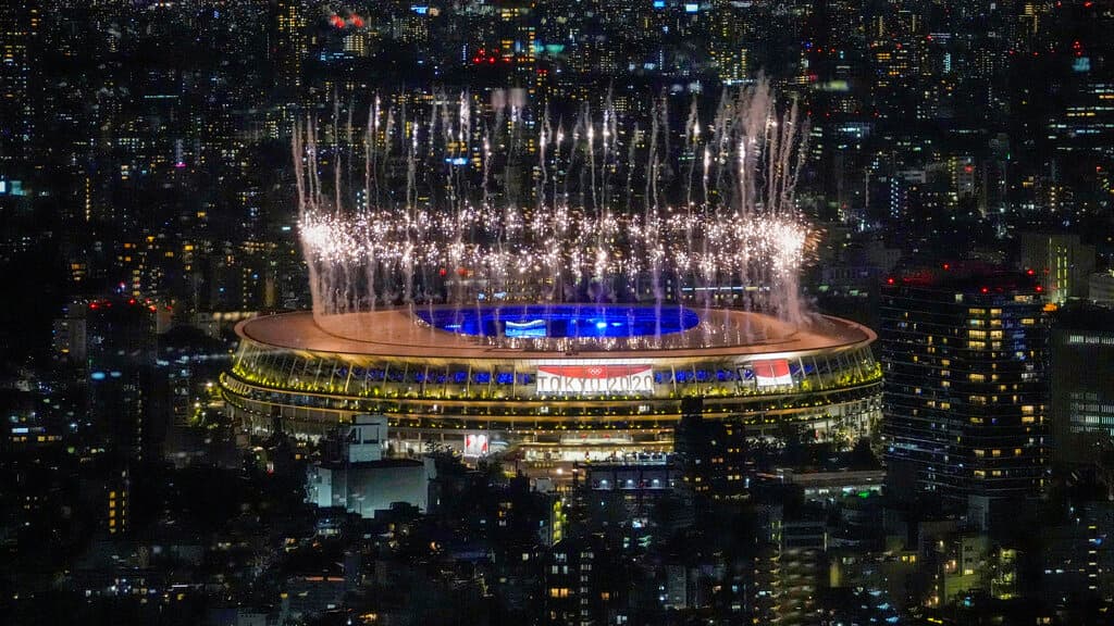 Los fuegos artificiales iluminaron el Estadio Nacional de Tokio este domingo durante la ceremonia de clausura de estos atípicos juegos olímpicos, celebrados 12 meses después de lo previsto.