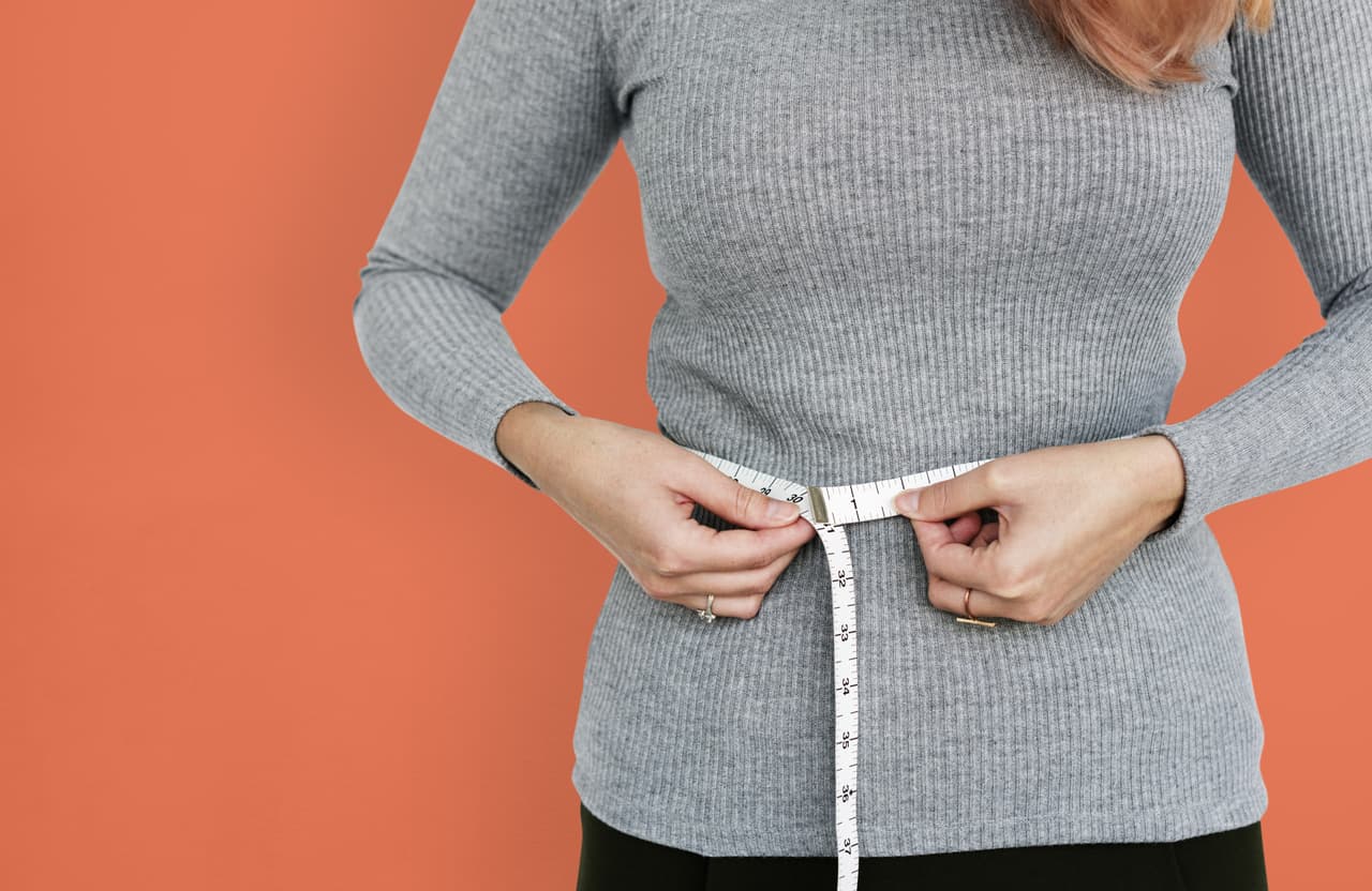 Aunque siempre estamos concentrados en el peso que indica la báscula, la cinta métrica es una excelente opción para saber si tienes problemas de obesidad y podrías estar predispuesto a enfermedades como diabetes, presión alta o problemas cardiovasculares.