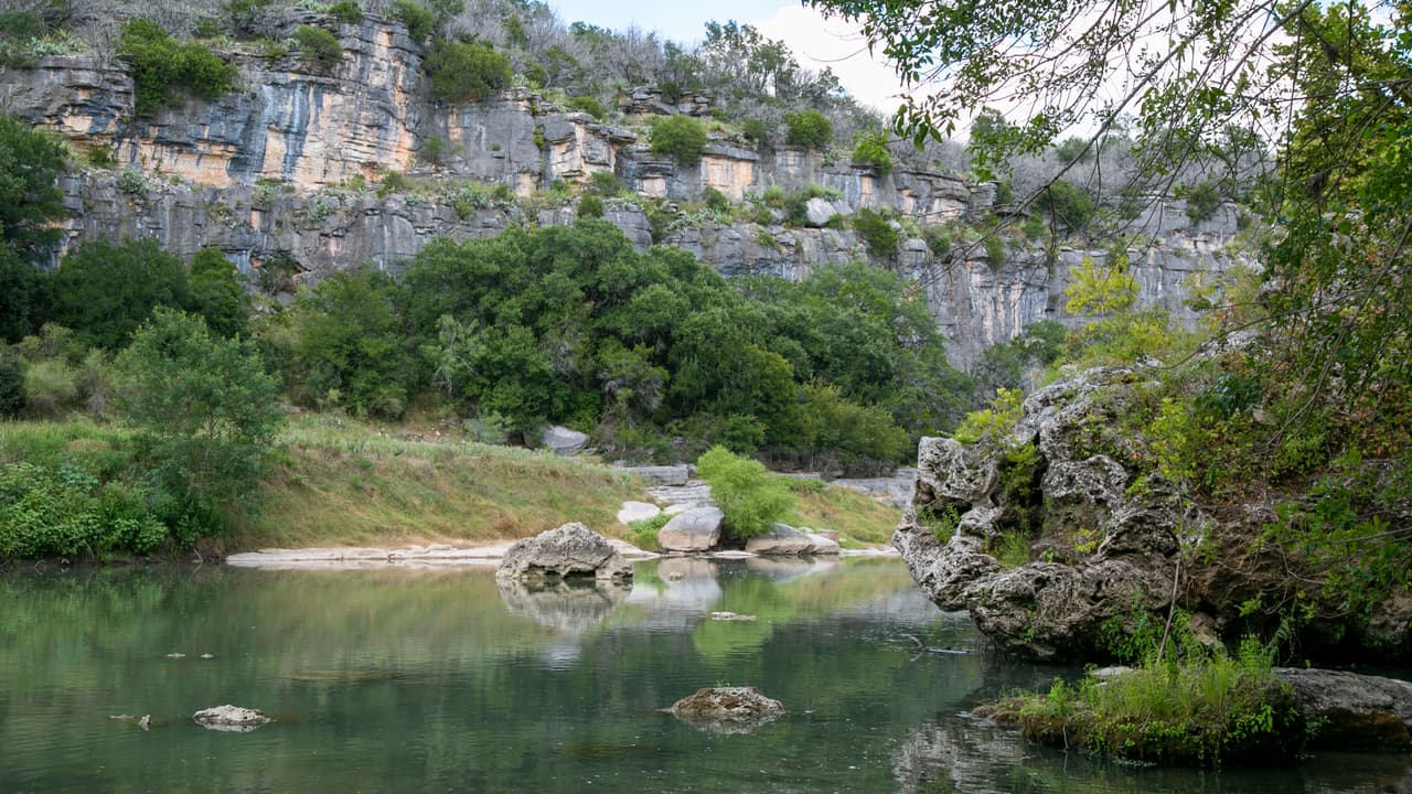 Se requiere que las personas utilicen mascarillas si no pueden mantener seis pies de distancia. Los parques estatales requieren que se respete en todo momento el distanciamiento social.