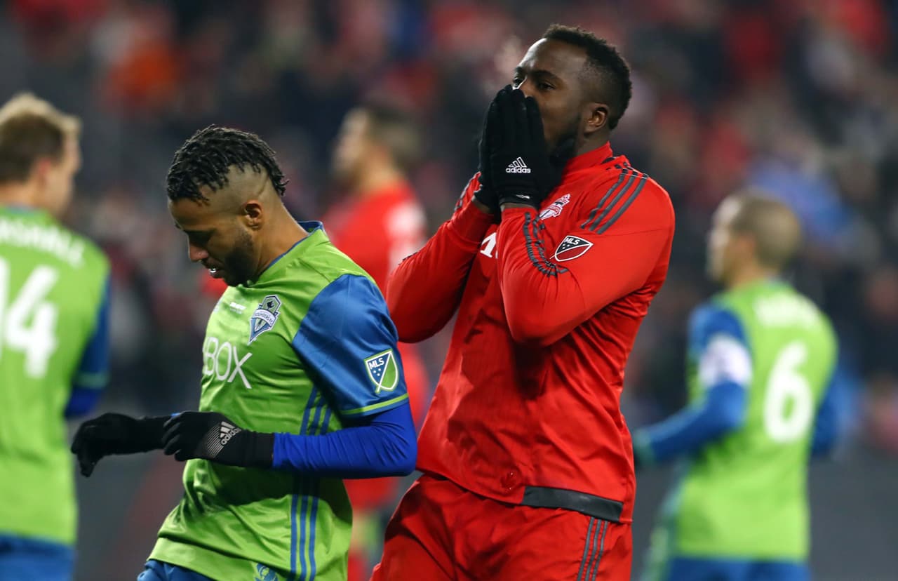 Altidore reacciona tras un disparo fallido que pasó muy cerca del arco rival.