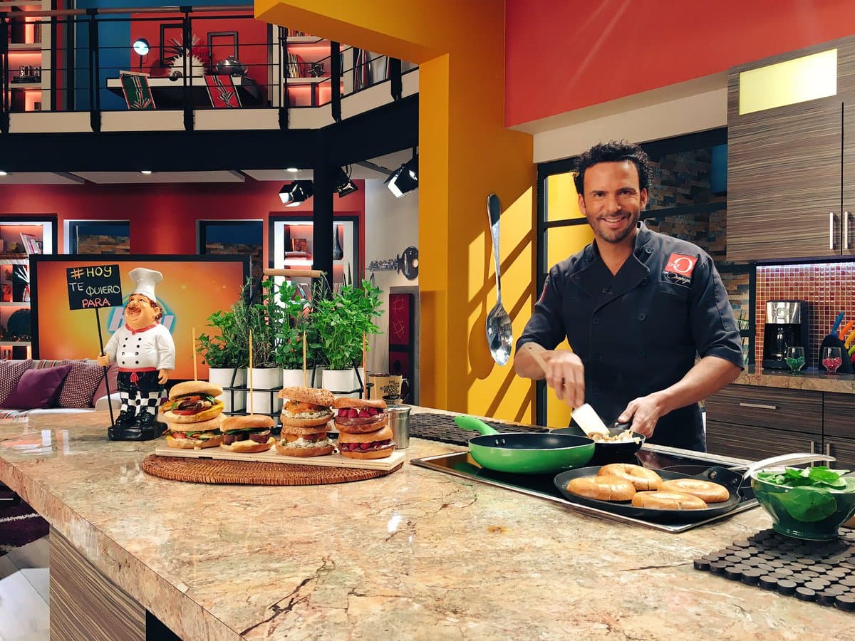 Juan Alfredo Oropeza Mercado, mejor conocido como el Chef Oropeza, es uno de los chefs más reconocidos en México.