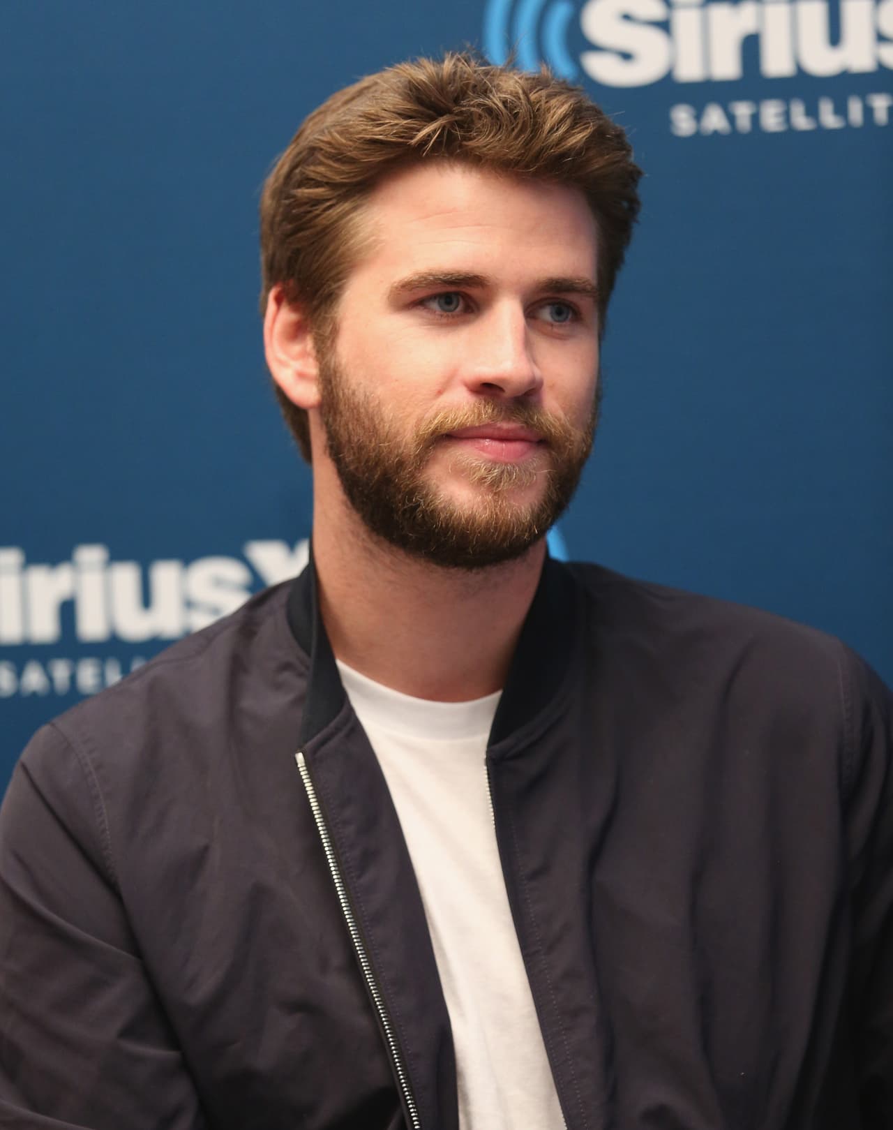 Hemsworth fue quien 
<b><a href="https://www.univision.com/famosos/ya-es-oficial-liam-hemsworth-presento-la-demanda-de-divorcio-contra-miley-cyrus-fotos" target="_blank">entabló la demanda,</a></b> luego de que Cyrus dio a conocer 
<b><a href="https://www.univision.com/famosos/besos-con-quien-miley-cyrus-se-separo-de-liam-hemsworth-y-esto-es-lo-que-sabemos-fotos" target="_blank">la separación entre ambos</a></b> el pasado 10 de agosto. Horas después del anuncio, salieron a la luz fotografías en donde ella 
<b><a href="https://www.univision.com/famosos/kaitlynn-carter-admite-que-se-enamoro-de-miley-cyrus-y-se-sintio-exactamente-bien-fotos" target="_blank">besó a Kaitlynn Carter</a></b> durante unas vacaciones en Italia. 
<br>