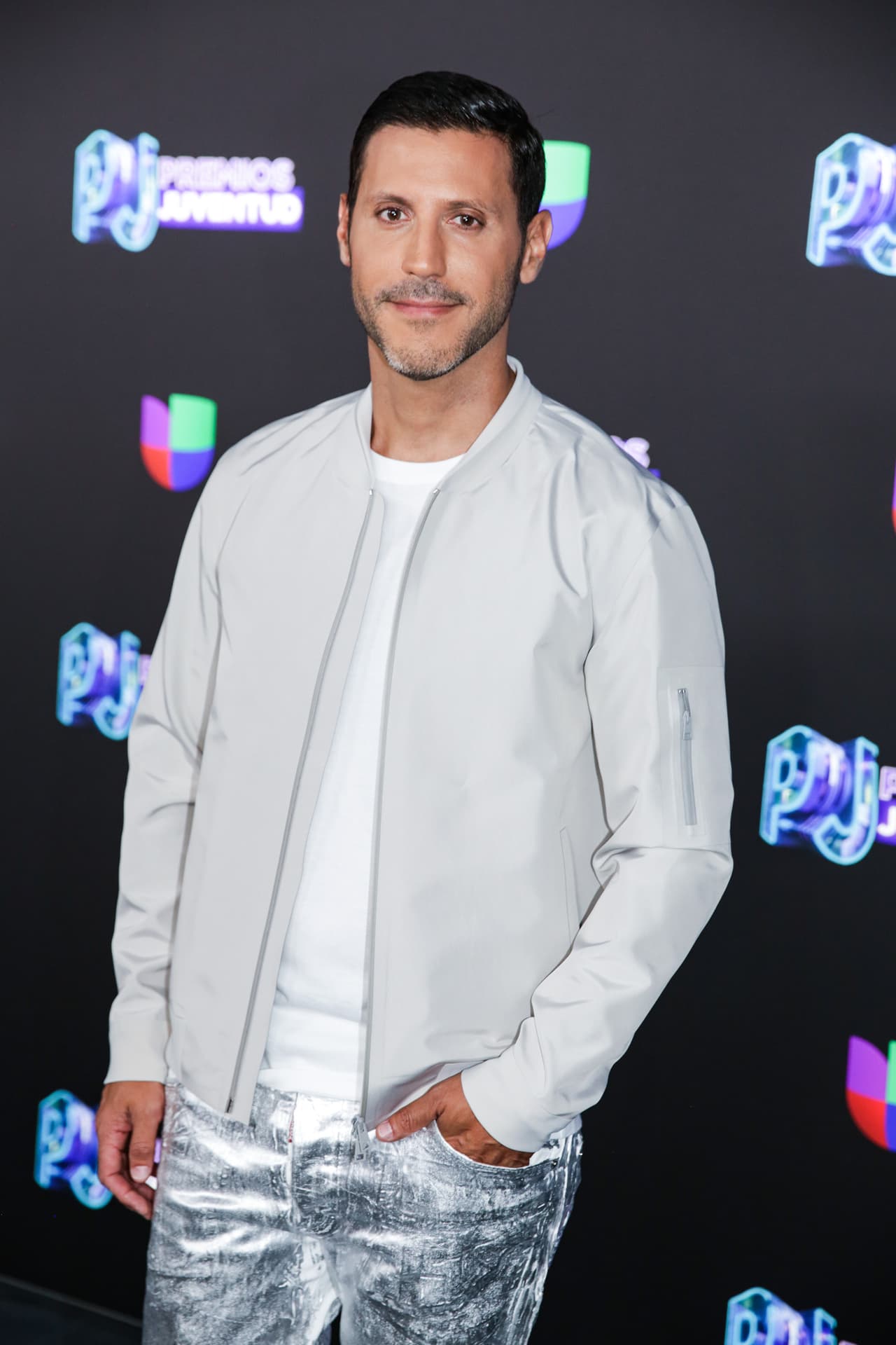 Enrique Sales también en la tendencia plata, la cual vimos tanto en hombres como mujeres.