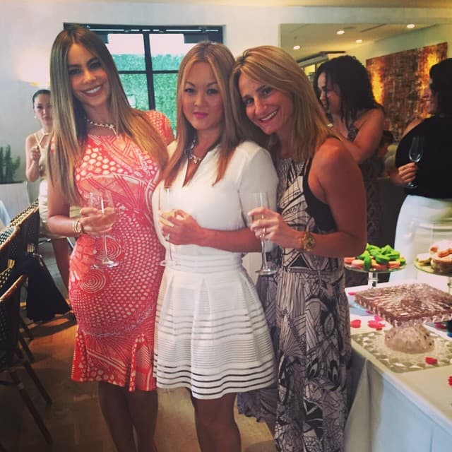 Con copas de champagne brindó con sus amigas por el amor.