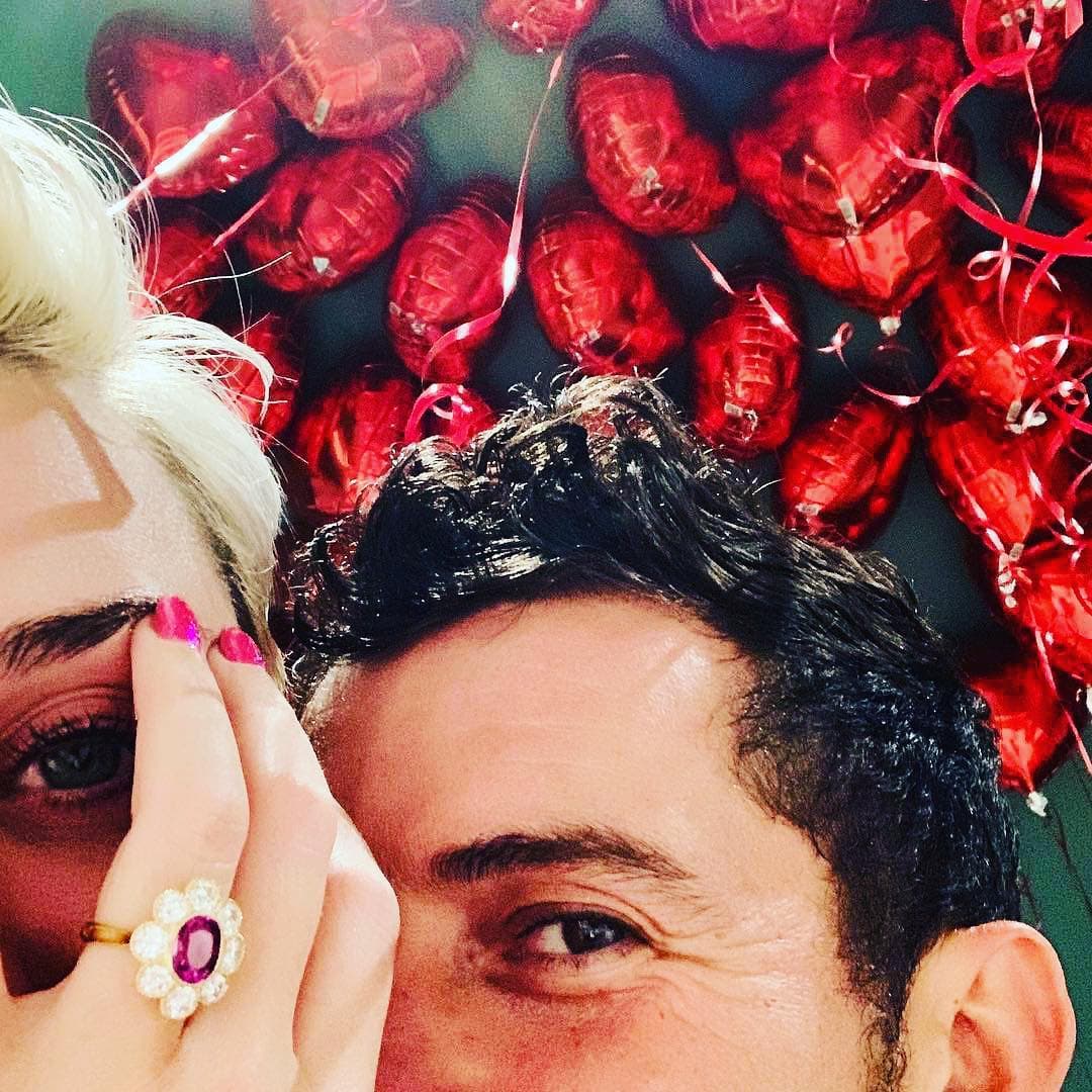 Desde 2016, Katy Perry ha mantenido una relación con 
<b><a href="https://www.univision.com/shows/el-gordo-y-la-flaca/orlando-bloom-hara-la-voz-del-principe-harry-en-una-serie-animada-sobre-la-familia-real-britanica-video">el actor australiano Orlando Bloom</a></b>.