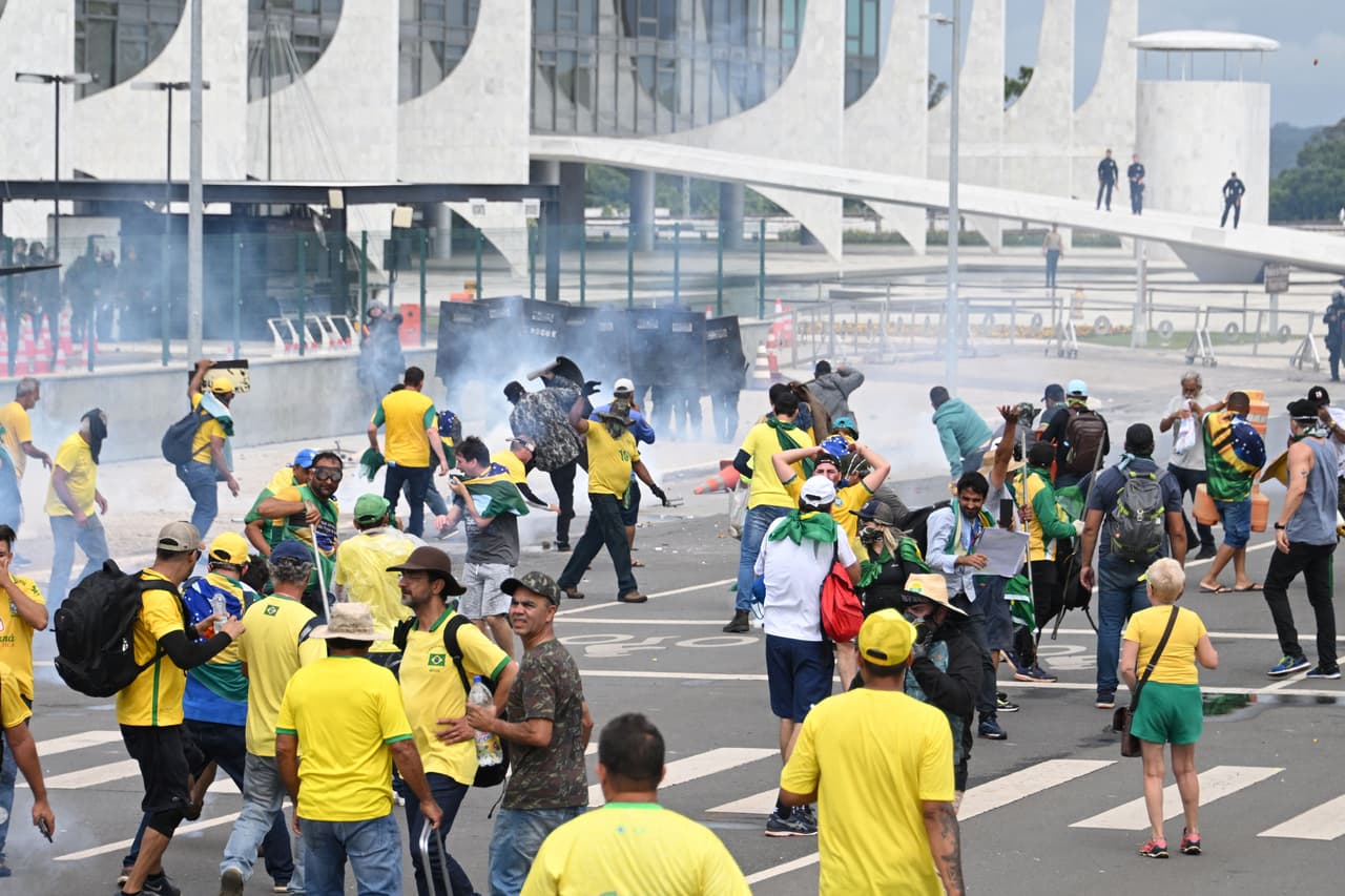 Simpatizantes de Jair Bolsonaro se enfrentan con agentes de la policía en Brasilia. Los bolsonaristas radicales 
<a href="https://www.univision.com/noticias/america-latina/elecciones-brasil-lula-gana-segunda-vuelta-bolsonaro" target="_blank">no reconocen la victoria en las urnas de Lula</a>, quien en la segunda vuelta del 30 de octubre ganó con el 50.9% de los votos válidos frente al 49.1% de Bolsonaro.