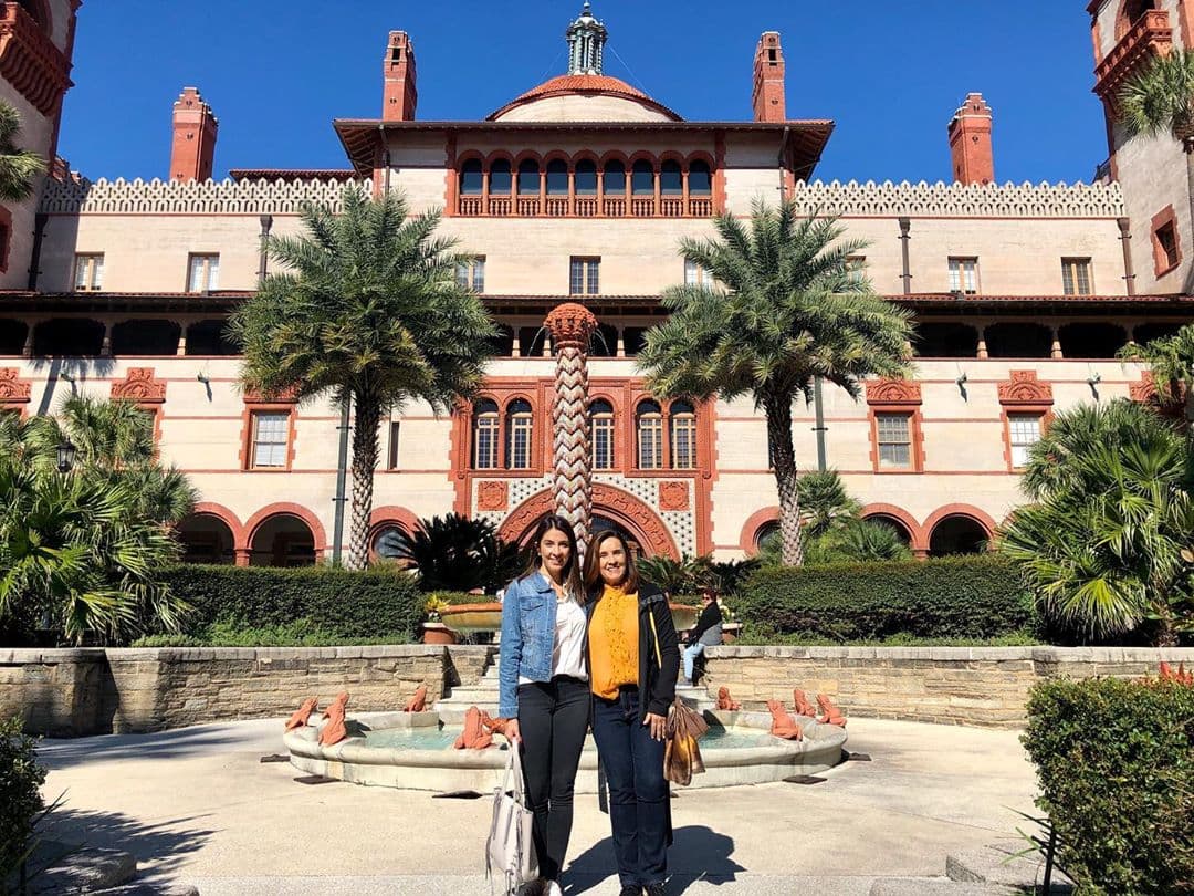 La conductora se la vive de aeropuerto en aeropuerto pero el traslado resulta más ameno cuando lo hace con su mamá.