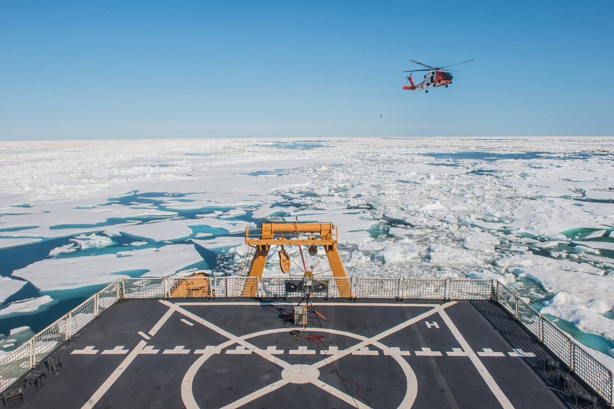 El casco de metal del barco es el que va rompiendo 4.5 pies de hielo a una velocidad de tres nudos, lo que genera un fuerte sonido que permea todos los espacios del barco afuera y adentro.