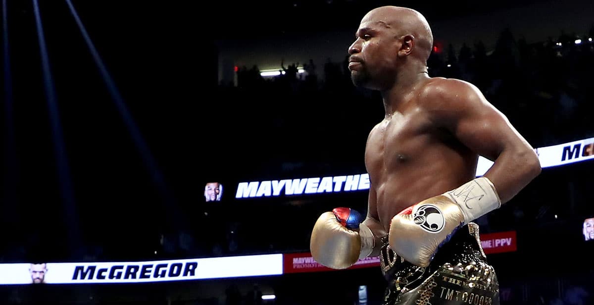 Floyd Mayweather Jr da a su hijo lecciones de boxeo