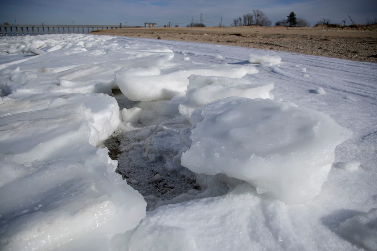 Bloques de hielo golpean la costa en Keansburg, Nueva Jersey. El clima severo afectará a lo largo de unas 1,500 millas de estados costeros al este de EEUU.