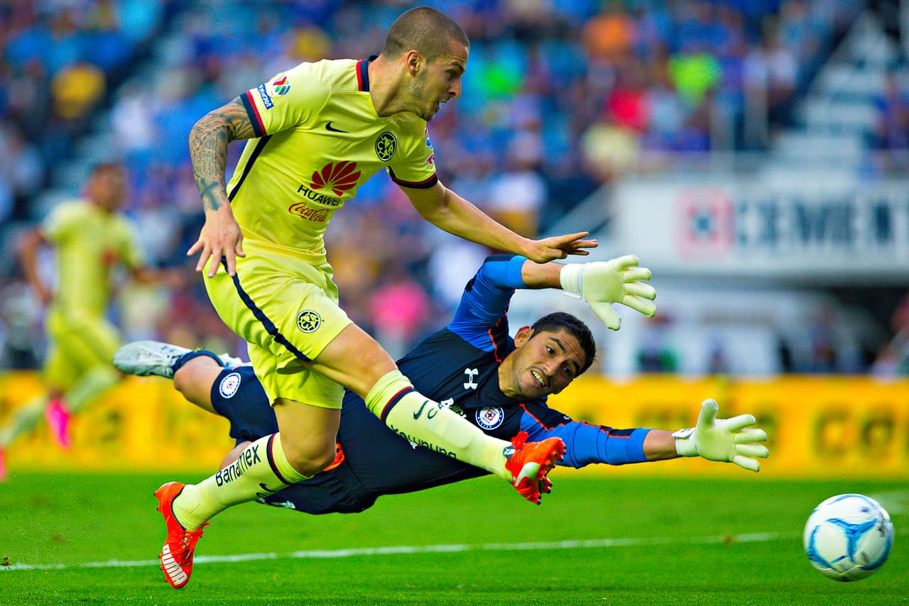 <b>2. Cruz Azul 0-2 América </b>(29 de agosto de 2015), goles de Oribe Peralta y Darío Benedetto (centro).