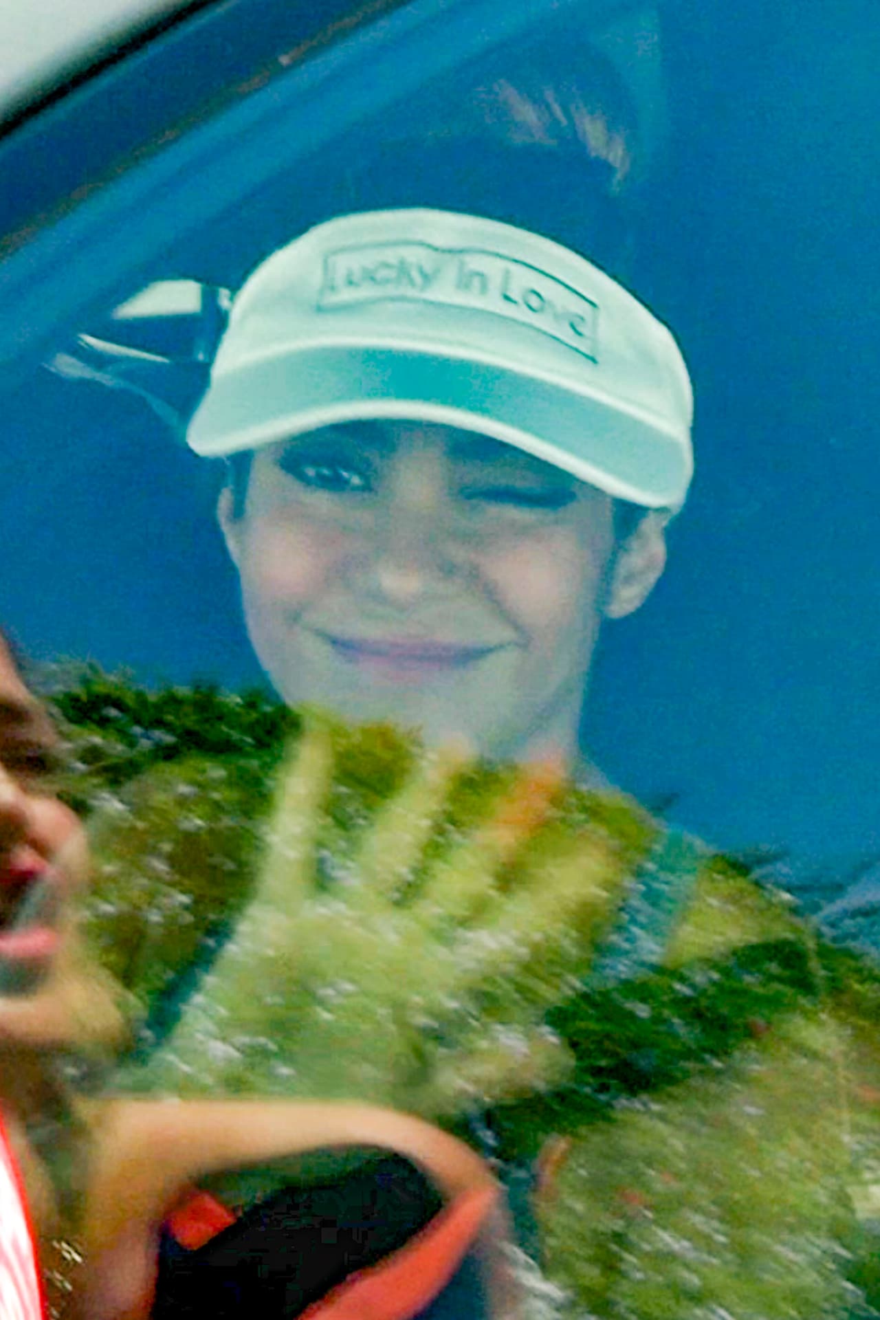 Este 24 de agosto, se vio a 
<a href="https://www.univision.com/famosos/shakira-gerard-pique-mensaje-gorra-fotos">la intérprete de ‘Te felicito’ fuera del club de tenis de Barcelona</a>, donde se divirtió con sus pequeños. Destacó que ella llevaba un gorra en la que se leía: “Afortunada en el amor”.
<br>