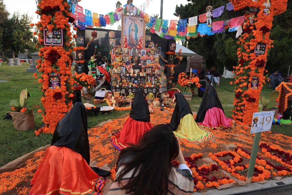 Como ya es tradición,cel último sábado de octubre, 
<b><a href="https://www.univision.com/local/los-angeles-kmex/dia-muertos-altares-hollywood-forever-los-angeles-fotos" target="_blank">el cementerio Hollywood Forever abre sus puertas para que las familias celebren El Día de los Muertos</a></b>, dedicando sus altares en un ambiente festivo, honrando las vidas de quienes ya no están entre nosotros.