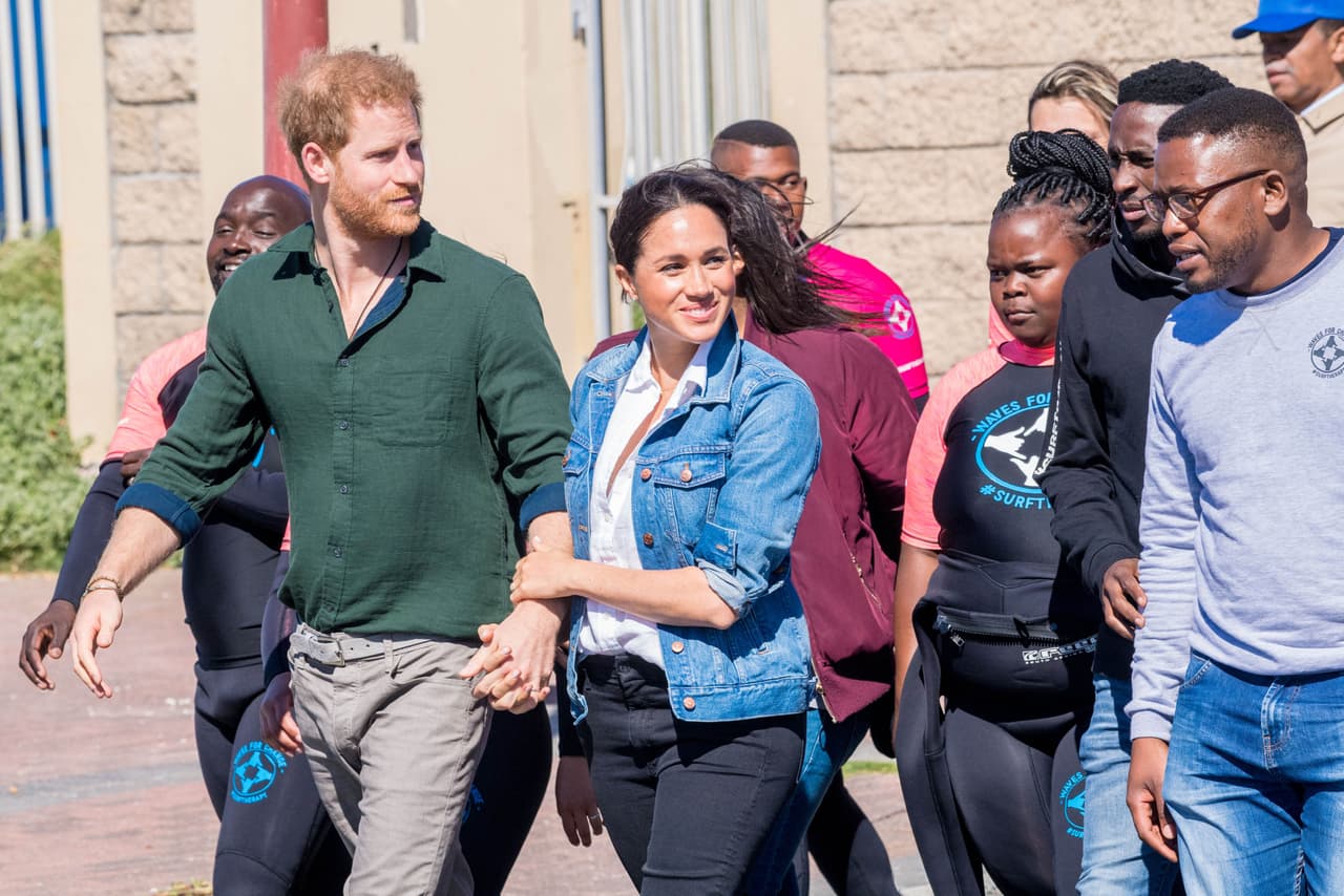 Las reacciones por la 
<b><a href="https://www.univision.com/famosos/en-fotos-asi-fue-el-primer-dia-de-los-duques-de-sussex-en-su-gira-por-africa-y-esto-hicieron-con-archie-fotos" target="_blank">gira oficial de Meghan Markle y el príncipe Harry</a></b>
<a href="https://www.univision.com/famosos/en-fotos-asi-fue-el-primer-dia-de-los-duques-de-sussex-en-su-gira-por-africa-y-esto-hicieron-con-archie-fotos" target="_blank"> </a>por África no solo se dan en su entorno más cercano, sino también a través de redes sociales y a nombre de importantes personalidades.