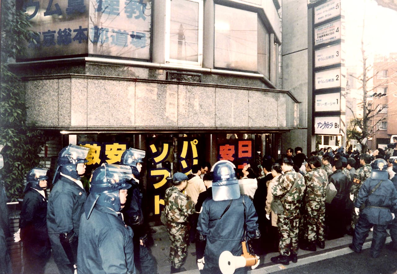 <b>En 1994 y 1995 </b>se registraron dos ataques en Japón, uno en Matsumoto, una zona residencial de Tokio, y otro en el metro, ambos perpetuados por fanáticos de la secta apocalíptica,
<b><a href="http://www.bbc.com/mundo/noticias/2016/04/160407_sociedad_secta_japonesa_preocupa_europa_rusia_ac">Aum Shinrikyu</a>.</b>