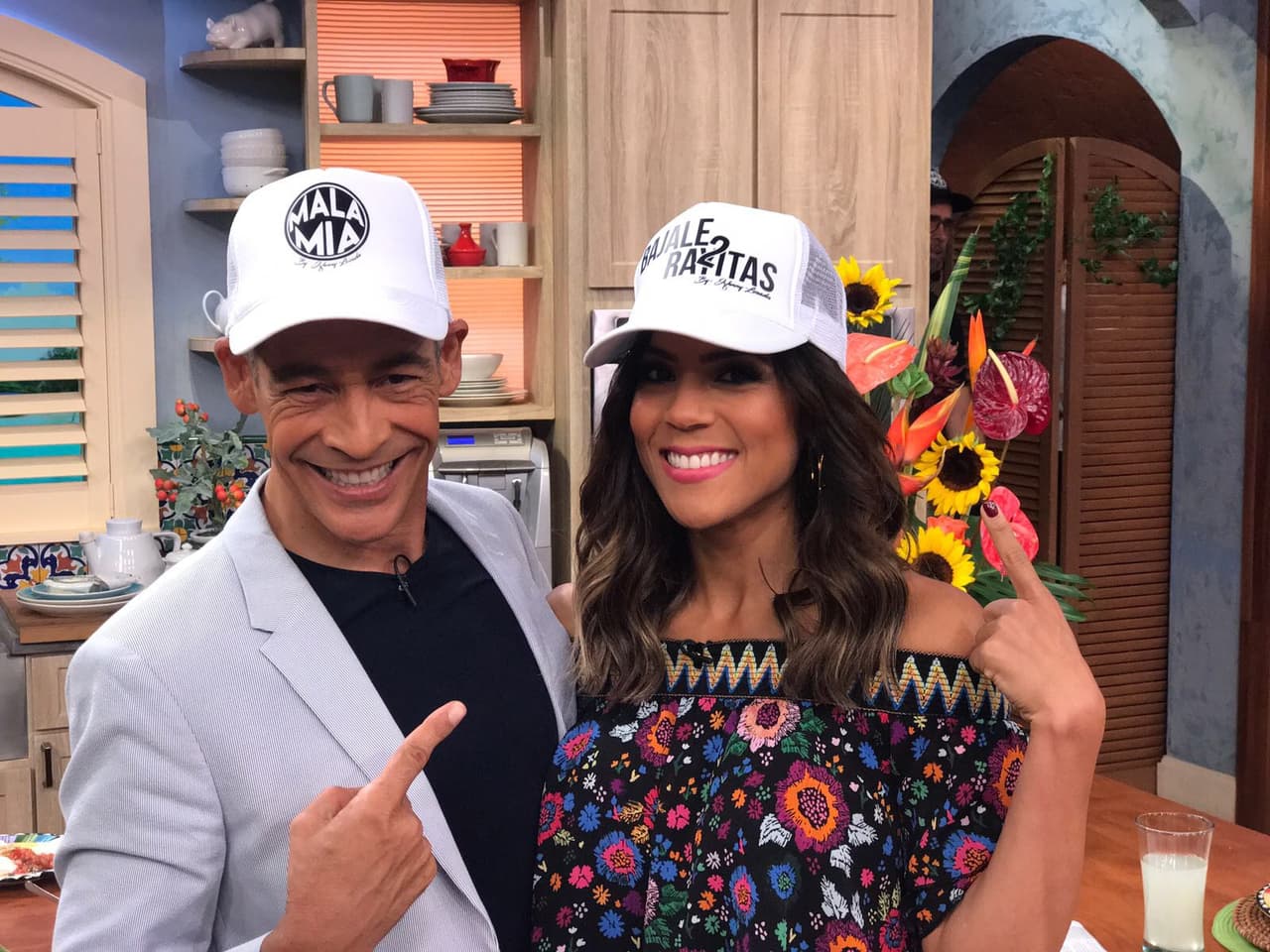 Él se despidió muy feliz de ver a todos luciendo sus gorras.