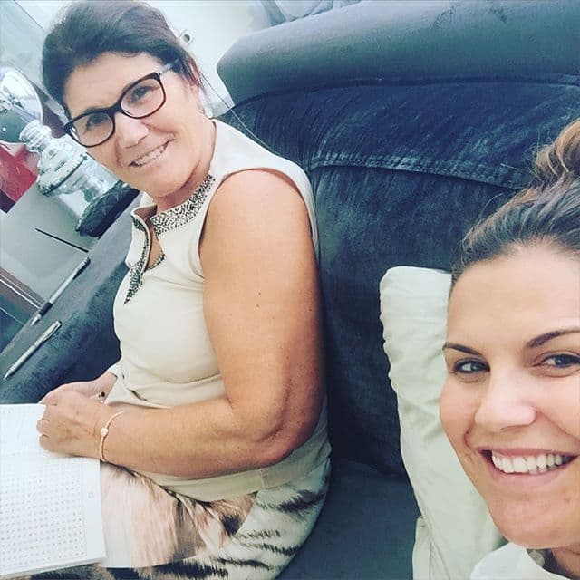 O relajándose junto a su familia.