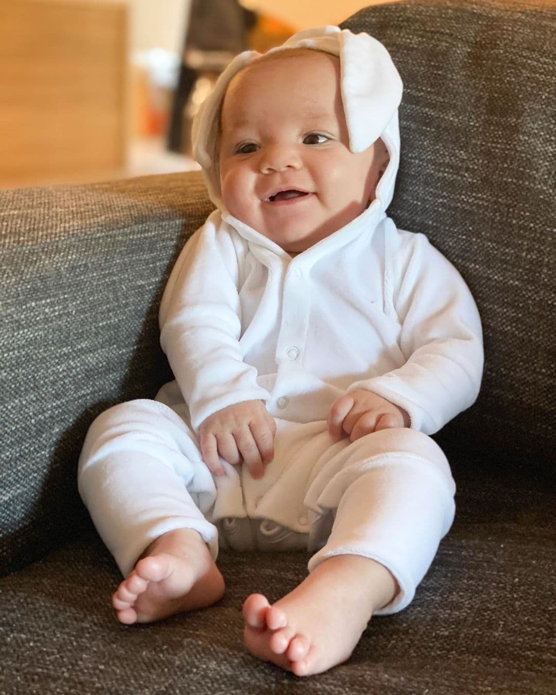 La experta en moda de Despierta América comparte constantemente bellas imágenes en redes sociales de Diego. ¿Qué tal luce con su traje de conejo?