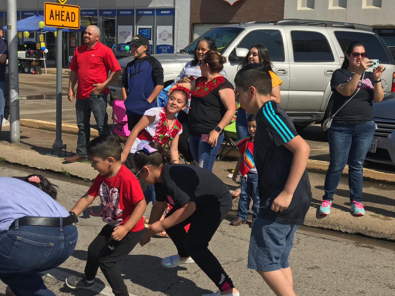 Los niños pudieron recoger algunos dulces en el desfile.