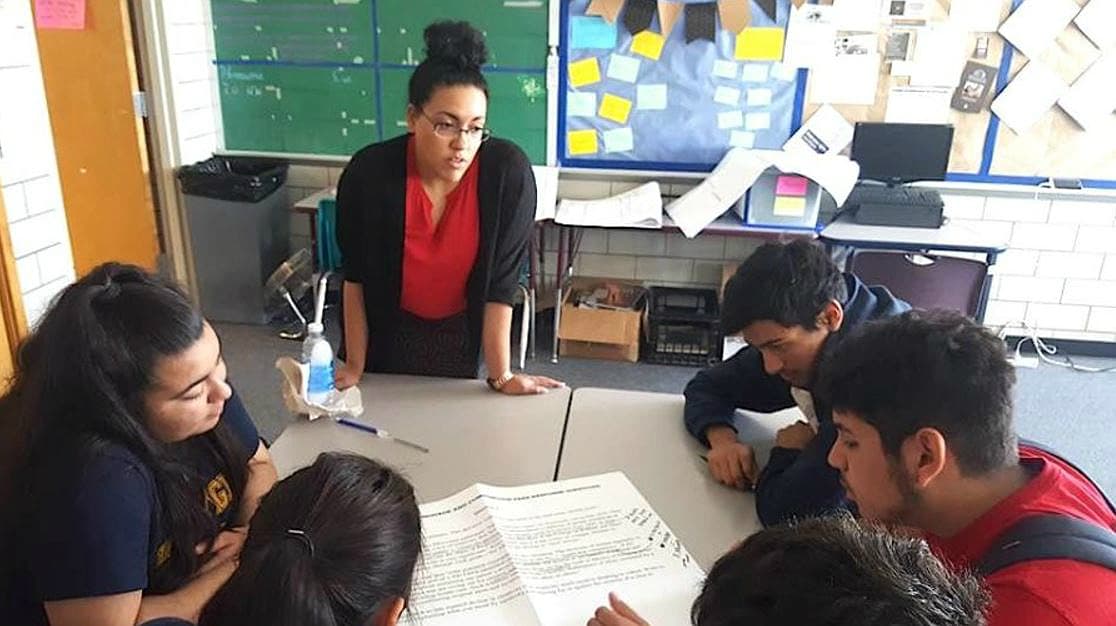 Pagar más a los maestros contribuye a que los jóvenes quieran dedicarse a la enseñanza