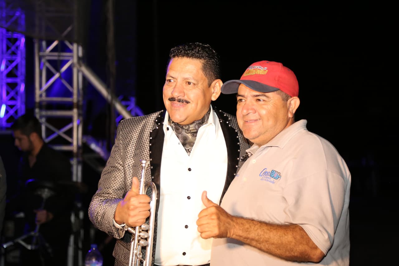 Todos quieren foto con El Recodo y ellos amablemente complacen a sus seguidores.