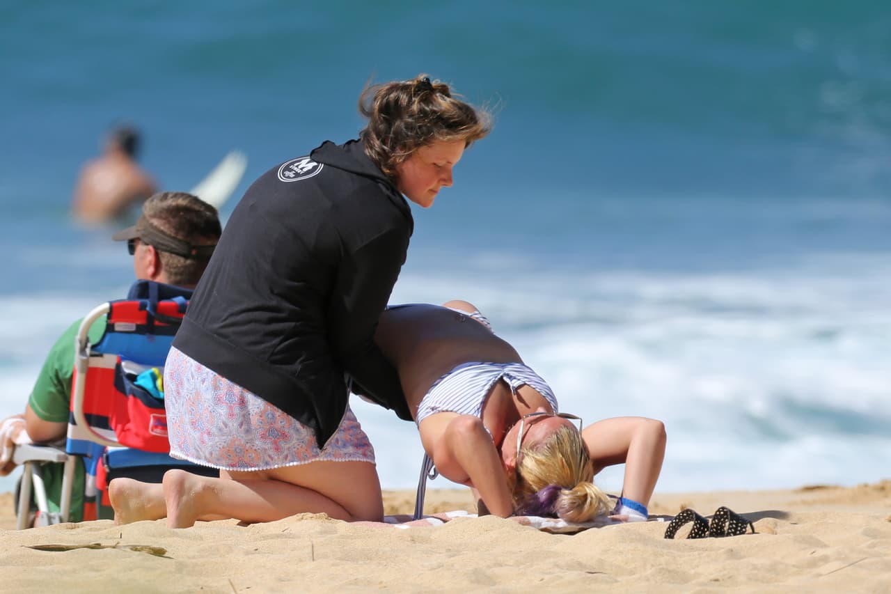 Y ahora es más saludable. Para hacer las posiciones deseadas, la artista pidió ayuda a una amiga