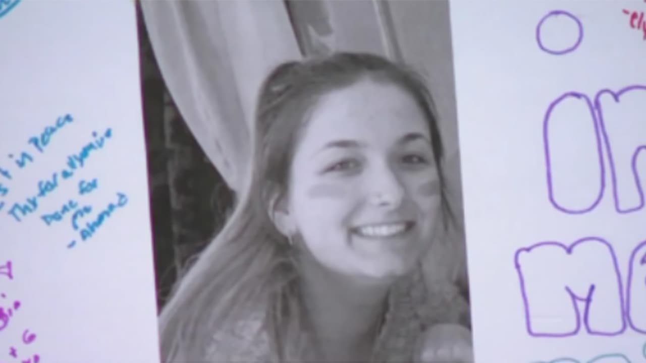 <b>El padre pregunta a uno de sus hijos por Mia</b>
<br>El mismo sábado 30 de mayo, Mohammed Almaru, padre de Mia,
<b>escribe un mensaje a uno de sus hijos</b>, que no vivía en la casa de Mia. Aunque no se han especificado los detalles, Mohammed
<b>pregunta a su hijo si tiene noticias de Mia</b>. A pesar de que su hijo responde,
<b>Almaru no sigue la conversación. </b>