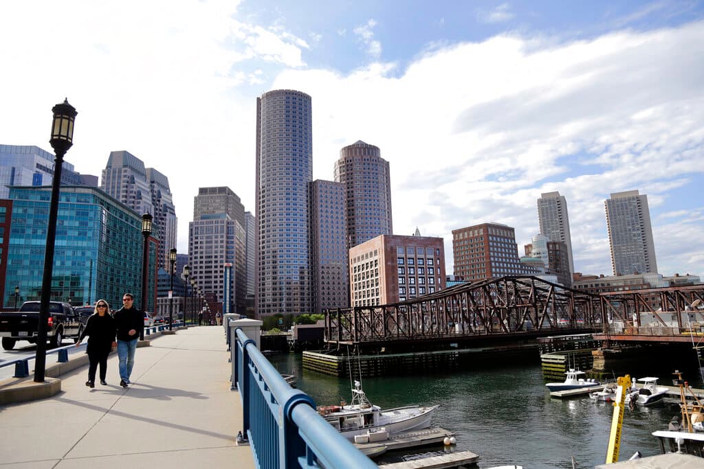 <h2 class="cms-H2-H2">19.- Boston</h2>
<br>
<br>La capital de Massachusetts es una de las ciudades más antiguas de Estados Unidos. Tuvo nu especial desempeño en la Independencia de los Estados Unidos y una de las mayores atracciones es el Freedom Trail (Sendero de la Libertad), una ruta peatonal de 4 km de sitios históricos que cuenta la historia de la fundación de la nación.