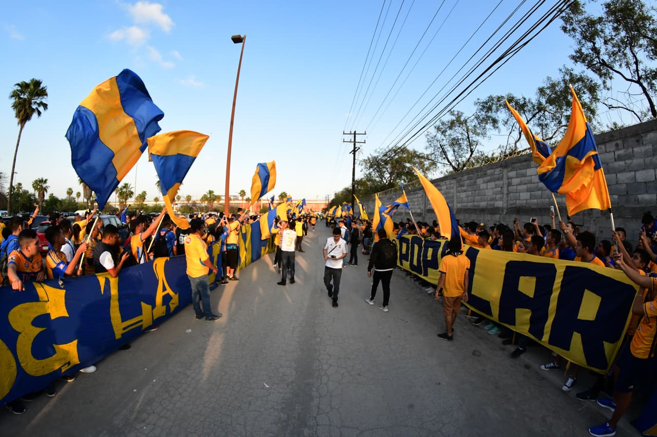 Este fue el color y el ambiente antes del silbatazo inicial en la Ida de la Semifinal por la Liga Campeones de Concacaf entre Tigres y Santos Laguna en el Estadio Universitario, en Monterrey.