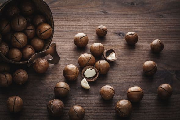 Imperdibles: las nueces de macadamia bañadas en chocolate y el “Pog”, la bebida frutal oficial de la isla.