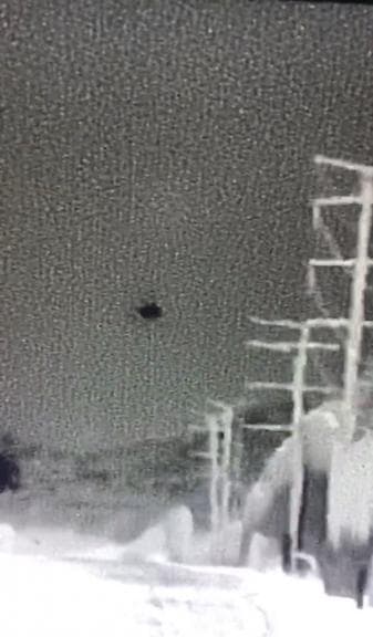 Los métodos para el tráfico de drogas y de personas también se han sofisticado: los narcos están usando drones, como el que se observa en esta imagen capturada por una cámara de vigilancia en El Paso, Texas, a mediados de abril de 2019. El aparato se internó a EEUU y regresó a México cuatro veces. Luego, un grupo de 10 indocumentados cruzó la frontera por el mismo camino que siguió la aeronave.