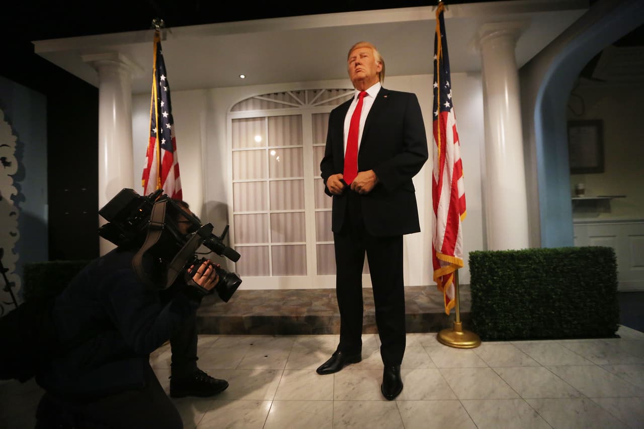 La estatua del presidente Donald Trump es de tamaño real, 6'3" (190.5 centímetros). El costo para verla, al igual que otras decenas exhibidas en el Museo Madame Tussauds de Washington DC, comienza en los 18 dólares, a través de internet.