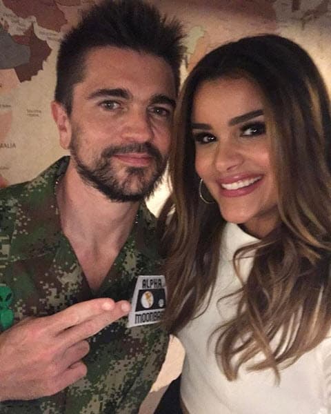 Aquí podemos verla con un famoso y talentoso colombiano: Juanes.