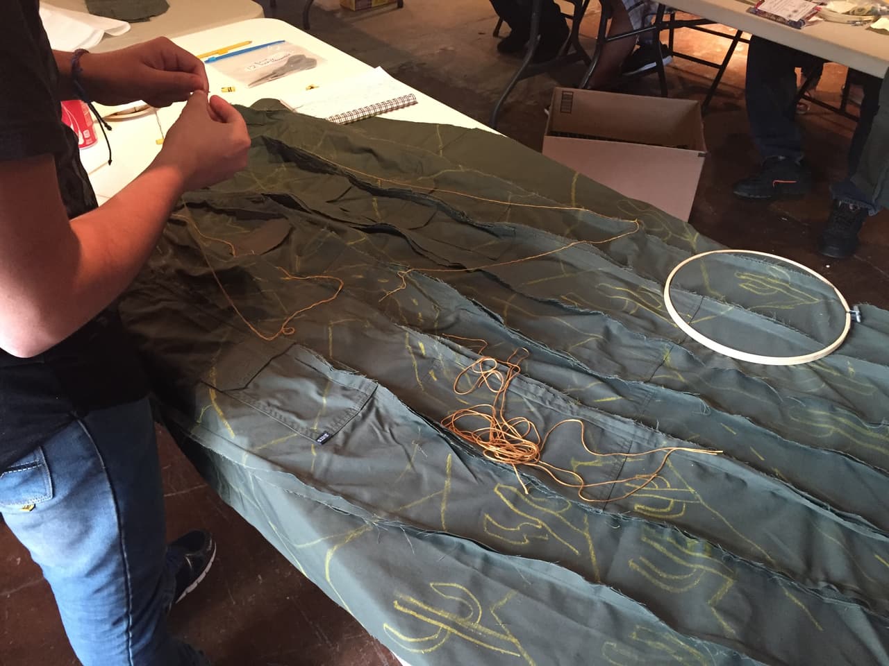 A mano bordan las piezas artísticas