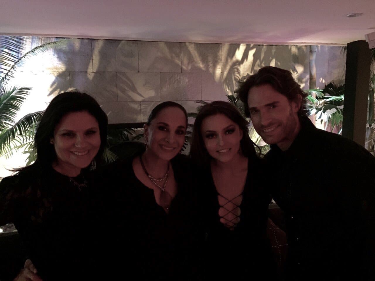 Además, se lleva increíble con sus compañeros de set.