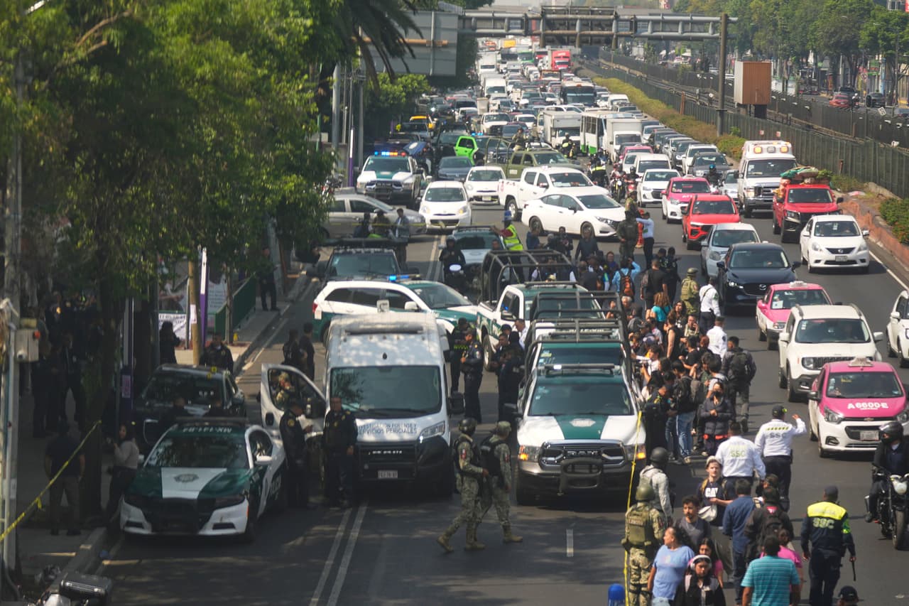 La policía acordonó el área donde fueron asesinados Ximena Guzmán, secretaria privada de la jefa de gobierno de la Ciudad de México, Clara Brugada, y José Muñoz, asesor de la misma, en la Ciudad de México, el martes 20 de mayo de 2025.