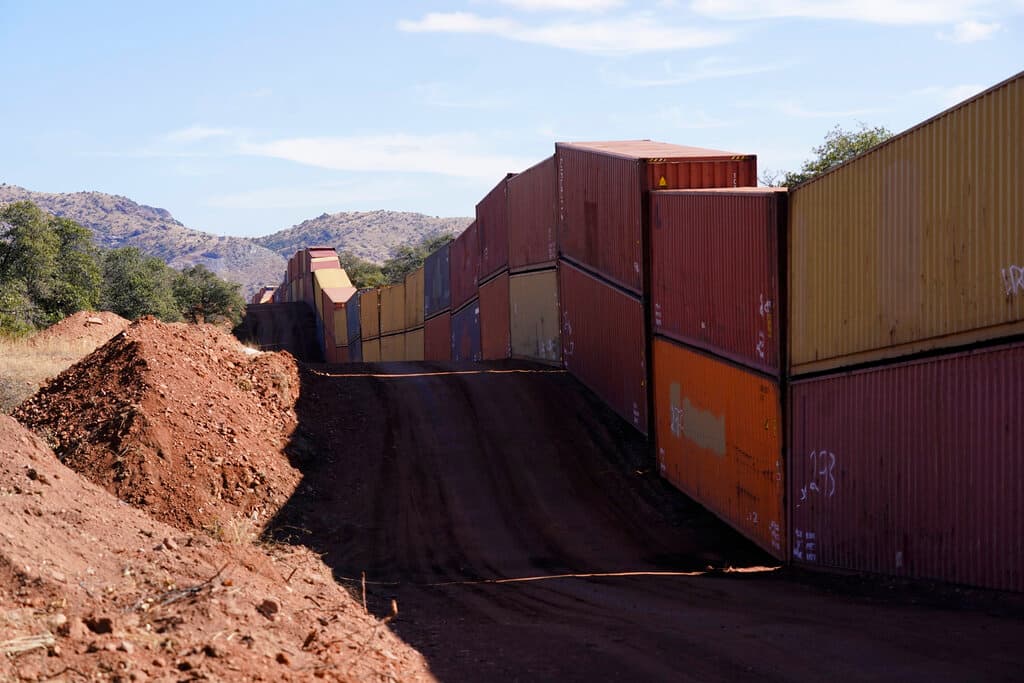 El equipo del todavía gobernador de Arizona, Doug Ducey, trabaja a toda máquina para completar el muro de contenedores en la frontera con México, antes del próximo 5 de enero.