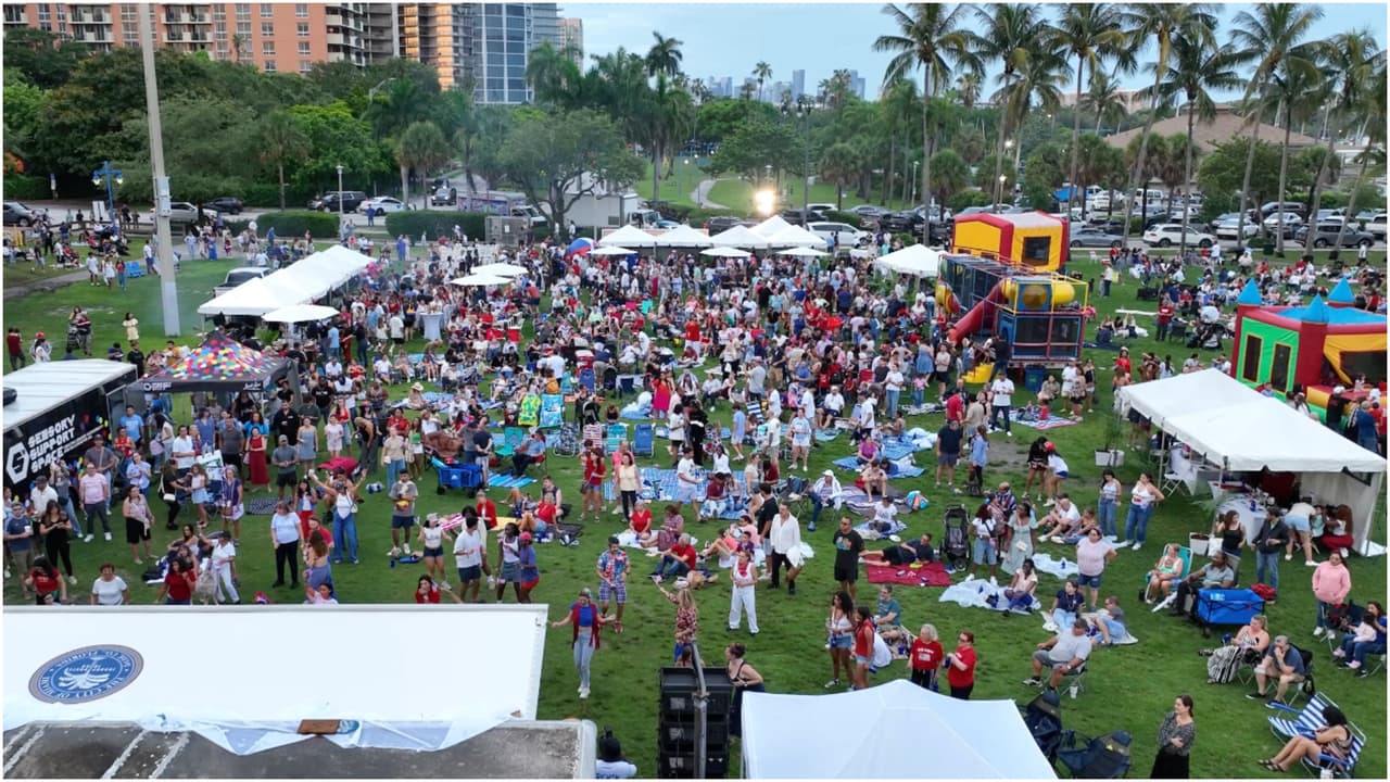 Red, White & Grove: 250 United en el Peacock Park, ubicado en Coconut Grove, será un espectáculo para celebrar el 4 de Julio. Comenzará a las 5:00 de la tarde con actividades familiares y fuegos artificiales. El evento, gratuito y abierto al público, será conducido por el DJ M-Dot y contará con las actuaciones estelares del músico Tony Succar y su banda. También se presentará Orlando Méndez conocido como “El Cuban Cowboy”.
