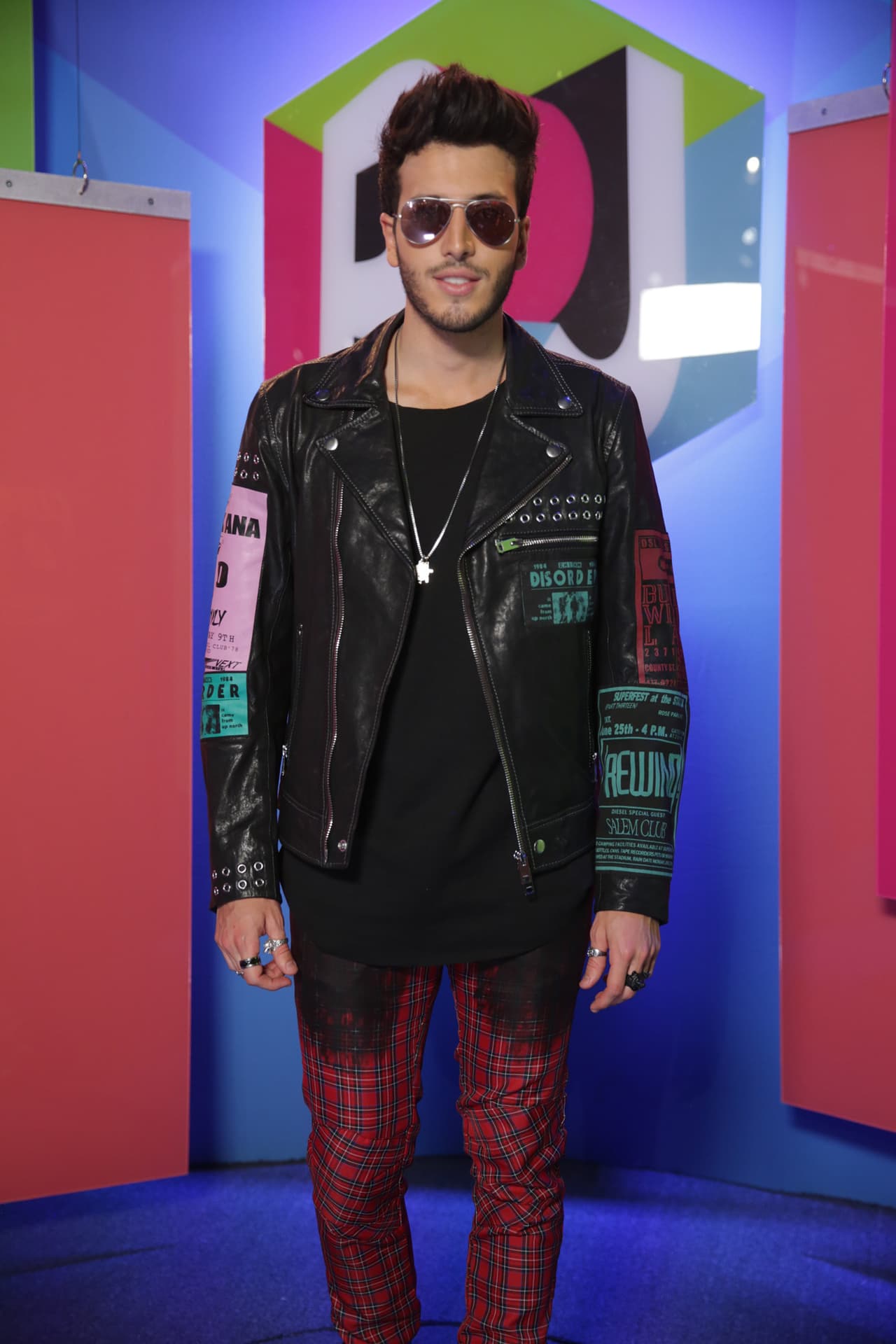 Sebastián Yatra optó por un 'look' más rockero alternativo.