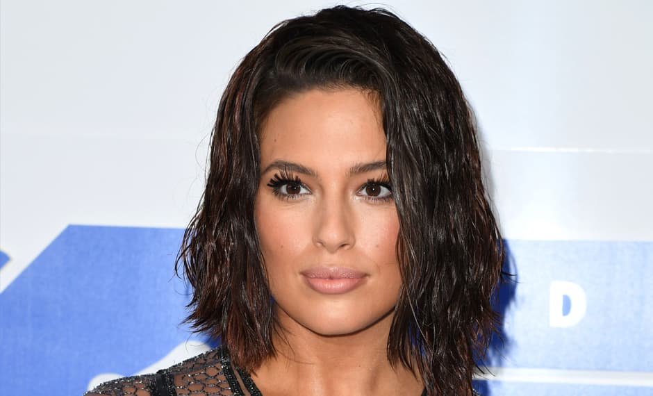 La guapa modelo 
<a href="https://www.instagram.com/theashleygraham/?hl=en">Ashley Graham</a> llegó con un corte de pelo bob y textura wavy. Para lograr este peinado acomoda las ondas de manera natural con un estilo despeinado cuando el pelo está mojado. Imita su maquillaje y no olvides lucir esas pestañas de impacto.
