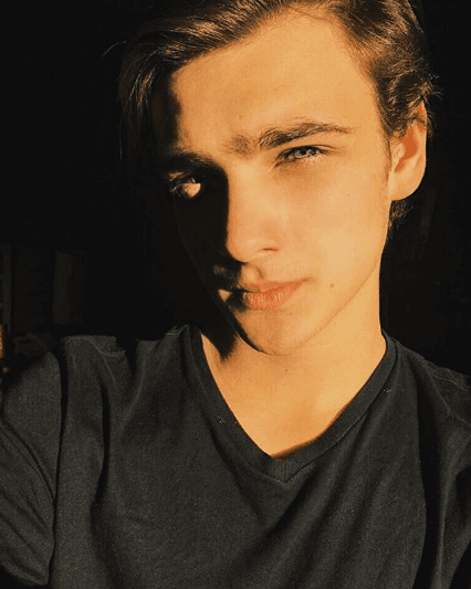 Con tan solo 17 años de edad, Santiago se integrará a la nueva formación de RBD y en 'Like, la leyenda' le dará vida a Claudio Meyer, un chico de abolengo.