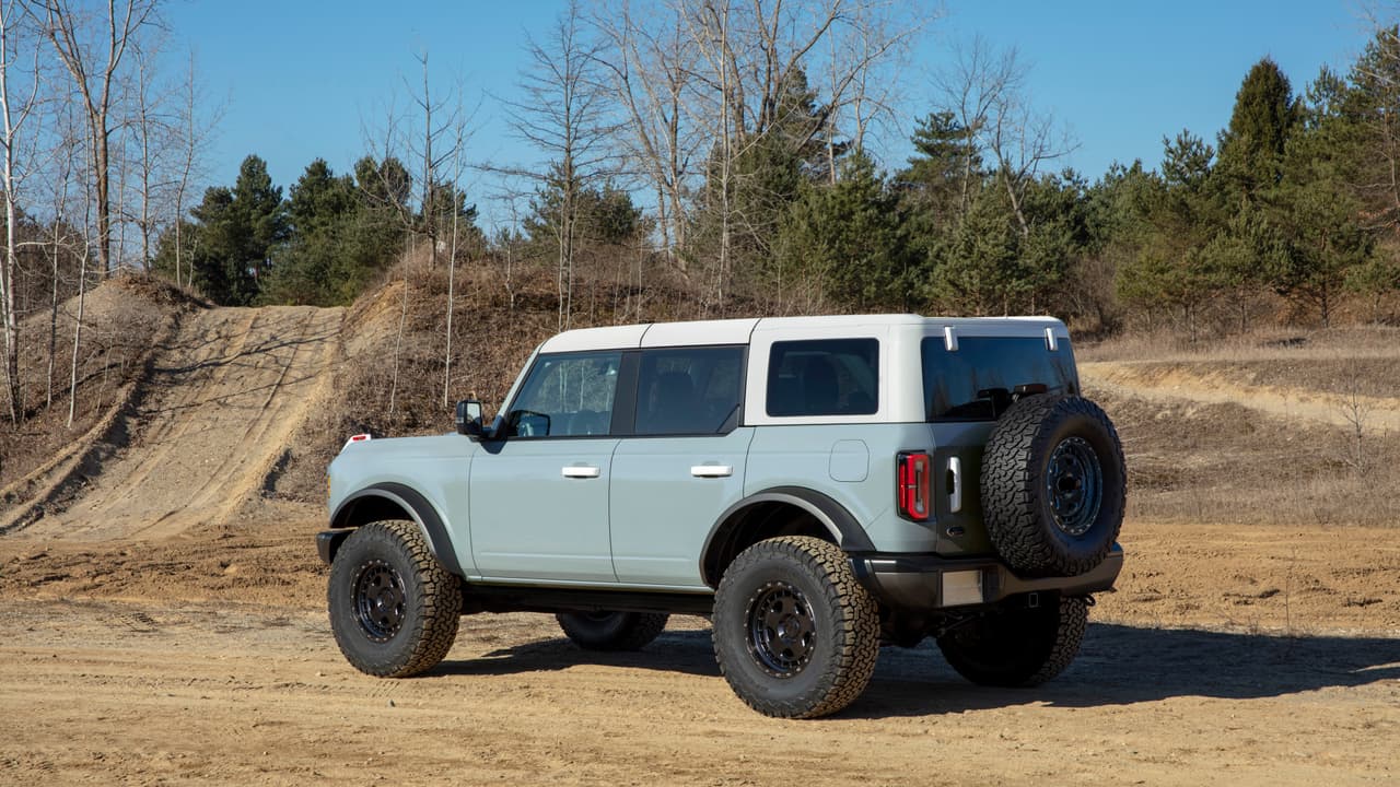 The four-door 2021 Bronco will have available removeable modular roof sections – left and right front panels, a full-width center panel and a rear section. Roof panels on both two- and four-door models can be easily removed by unlocking the latches from the interior to provide the largest overall open-top view in its class to take in the sunshine or to gaze at the stars at night. (Prototype not representative of production vehicle.)