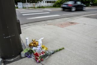 Flores decoran un homenaje a William Connole, quien murió víctima de de un balazo que recibió mientras caminaba en Loveland, Colorado.