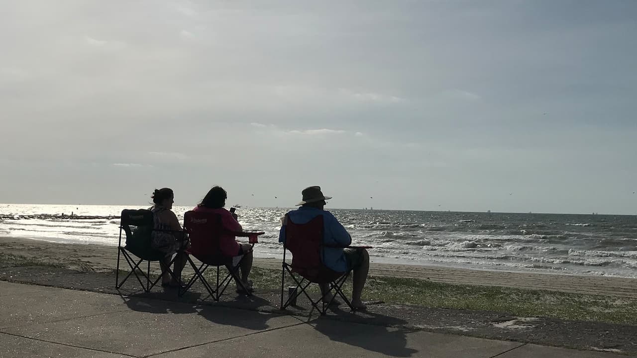 El fin de semana las autoridades tuvieron que desalojar unas 5,000 personas de las playas.