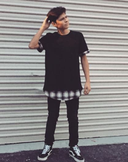 Su look lo define como hipster.