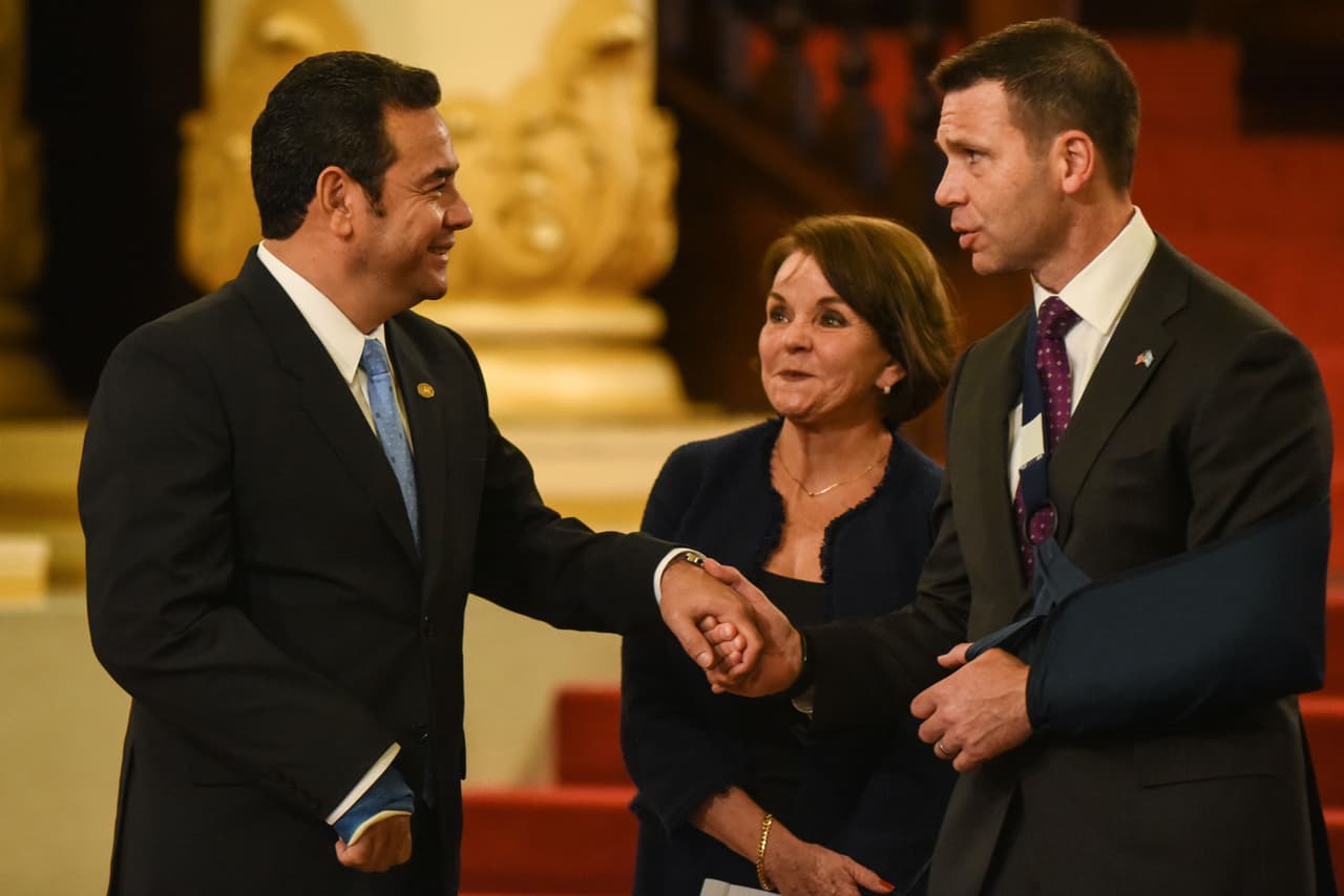 El presidente de Guatemala, Jimmy Morales, saluda al secretario de Seguridad Nacional, Kevin McAleenan, en su encuentro de este lunes.
